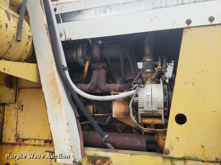 image for item EF9916 International 412 elevating scraper