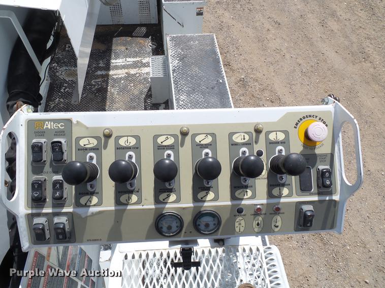 image for item EI9660 2010 Freightliner Business Class M2 digger derrick truck