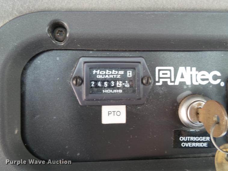 image for item EI9660 2010 Freightliner Business Class M2 digger derrick truck