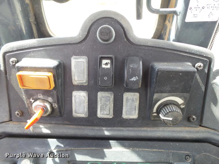 image for item EI9661 2007 John Deere 410J backhoe