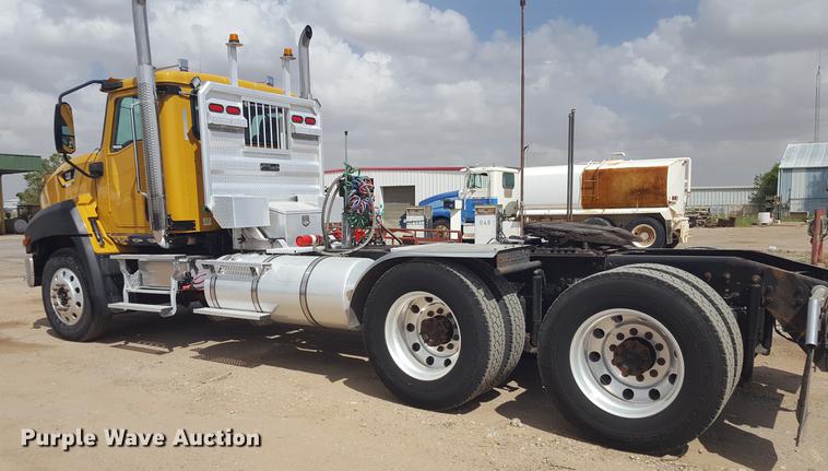 image for item EI9662 2014 Caterpillar CT660 semi truck
