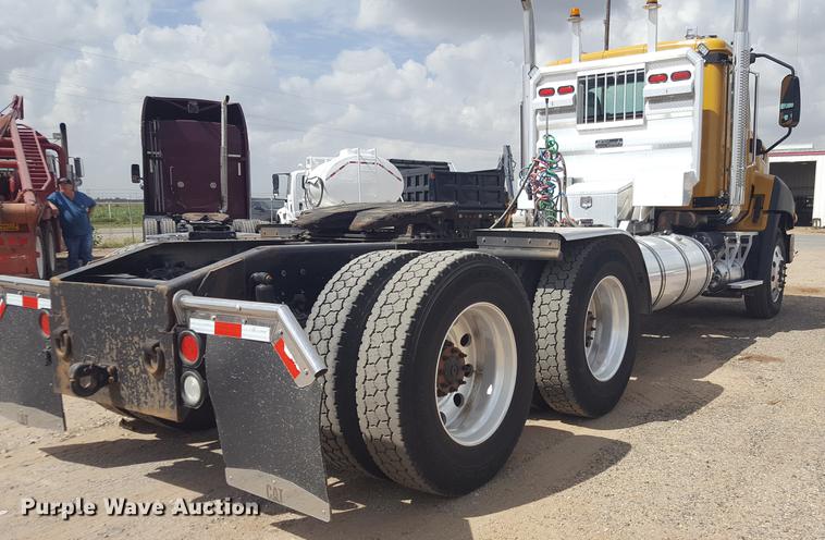 image for item EI9662 2014 Caterpillar CT660 semi truck