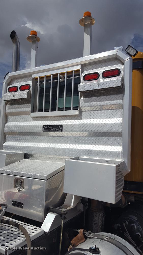 image for item EI9662 2014 Caterpillar CT660 semi truck