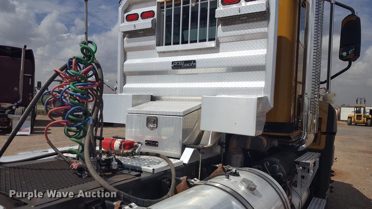 image for item EI9662 2014 Caterpillar CT660 semi truck