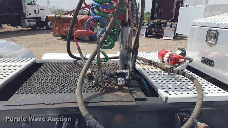 image for item EI9662 2014 Caterpillar CT660 semi truck