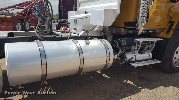 image for item EI9662 2014 Caterpillar CT660 semi truck