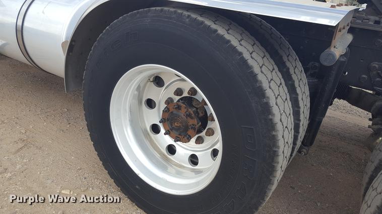 image for item EI9662 2014 Caterpillar CT660 semi truck