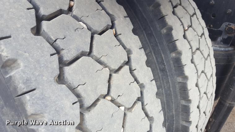 image for item EI9662 2014 Caterpillar CT660 semi truck