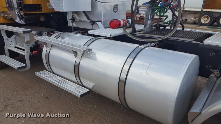 image for item EI9662 2014 Caterpillar CT660 semi truck