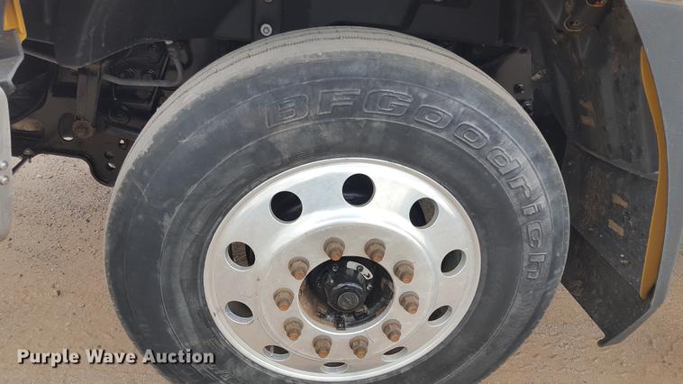 image for item EI9662 2014 Caterpillar CT660 semi truck