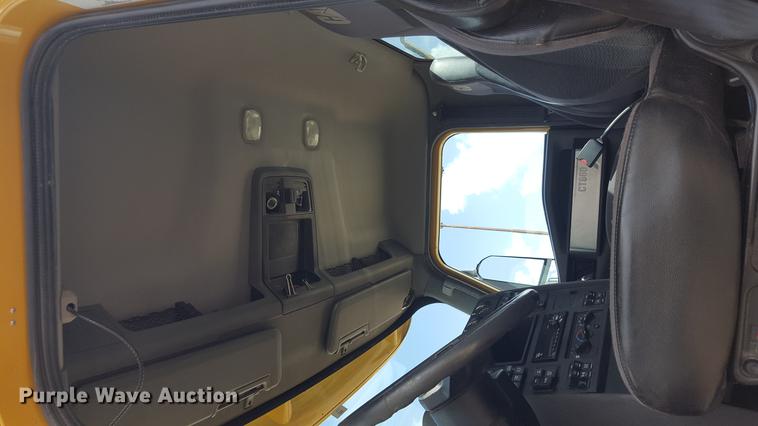 image for item EI9662 2014 Caterpillar CT660 semi truck