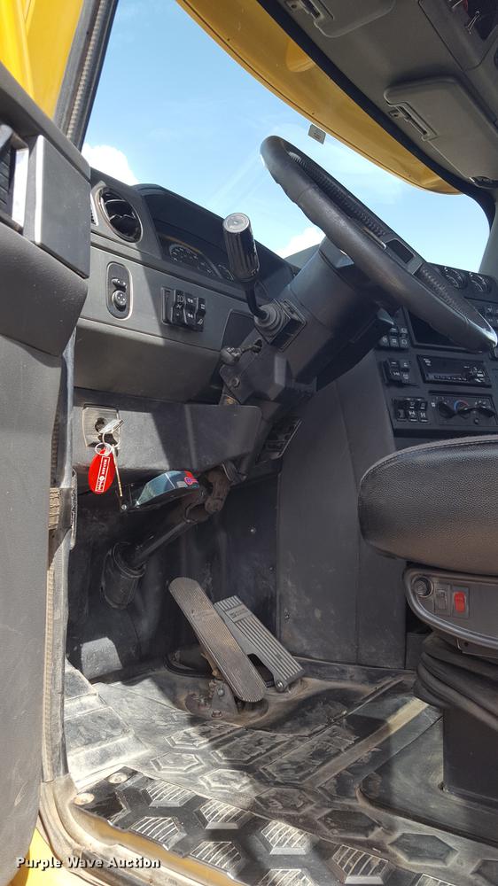 image for item EI9662 2014 Caterpillar CT660 semi truck