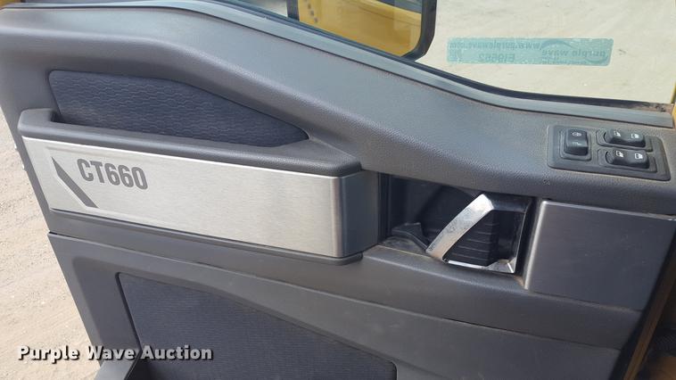 image for item EI9662 2014 Caterpillar CT660 semi truck