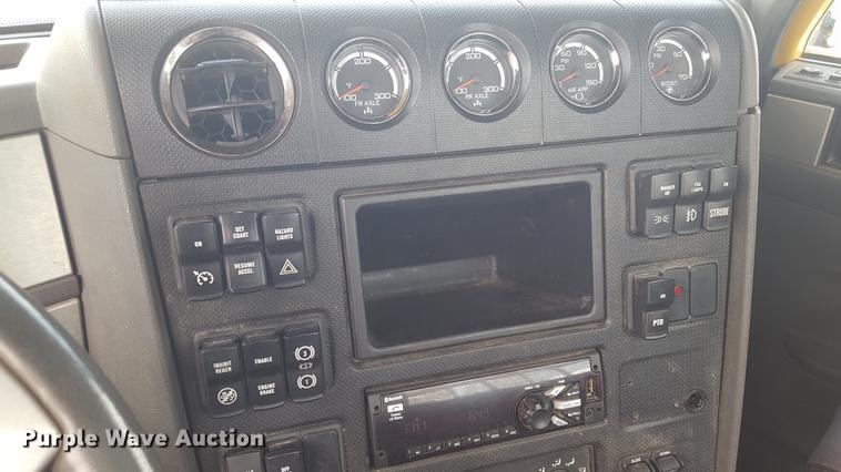 image for item EI9662 2014 Caterpillar CT660 semi truck