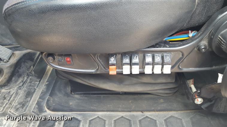 image for item EI9662 2014 Caterpillar CT660 semi truck