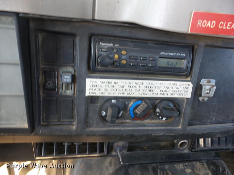 image for item EI9964 2001 International 4700 bucket truck