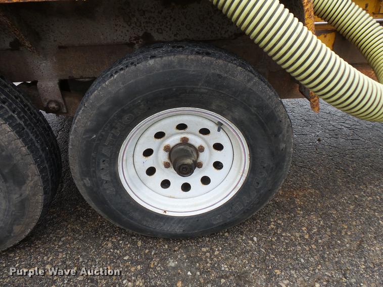 image for item FT9834 U-Dump vacuum trailer
