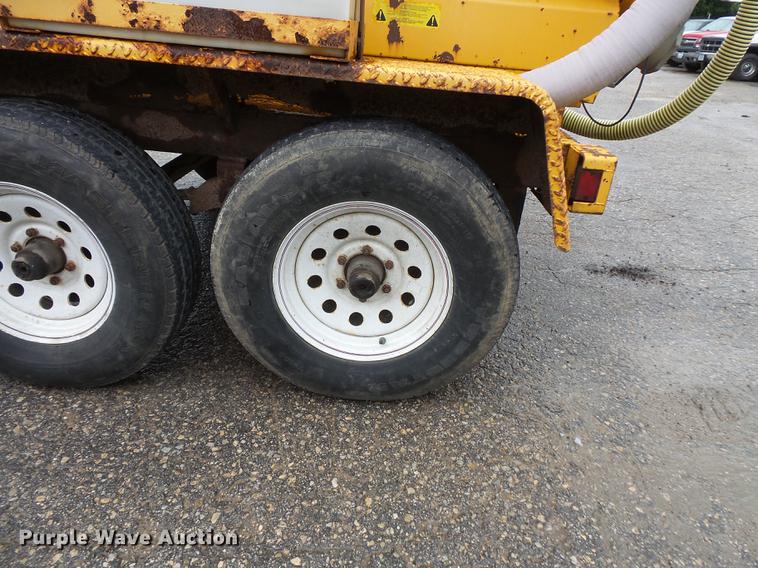 image for item FT9834 U-Dump vacuum trailer