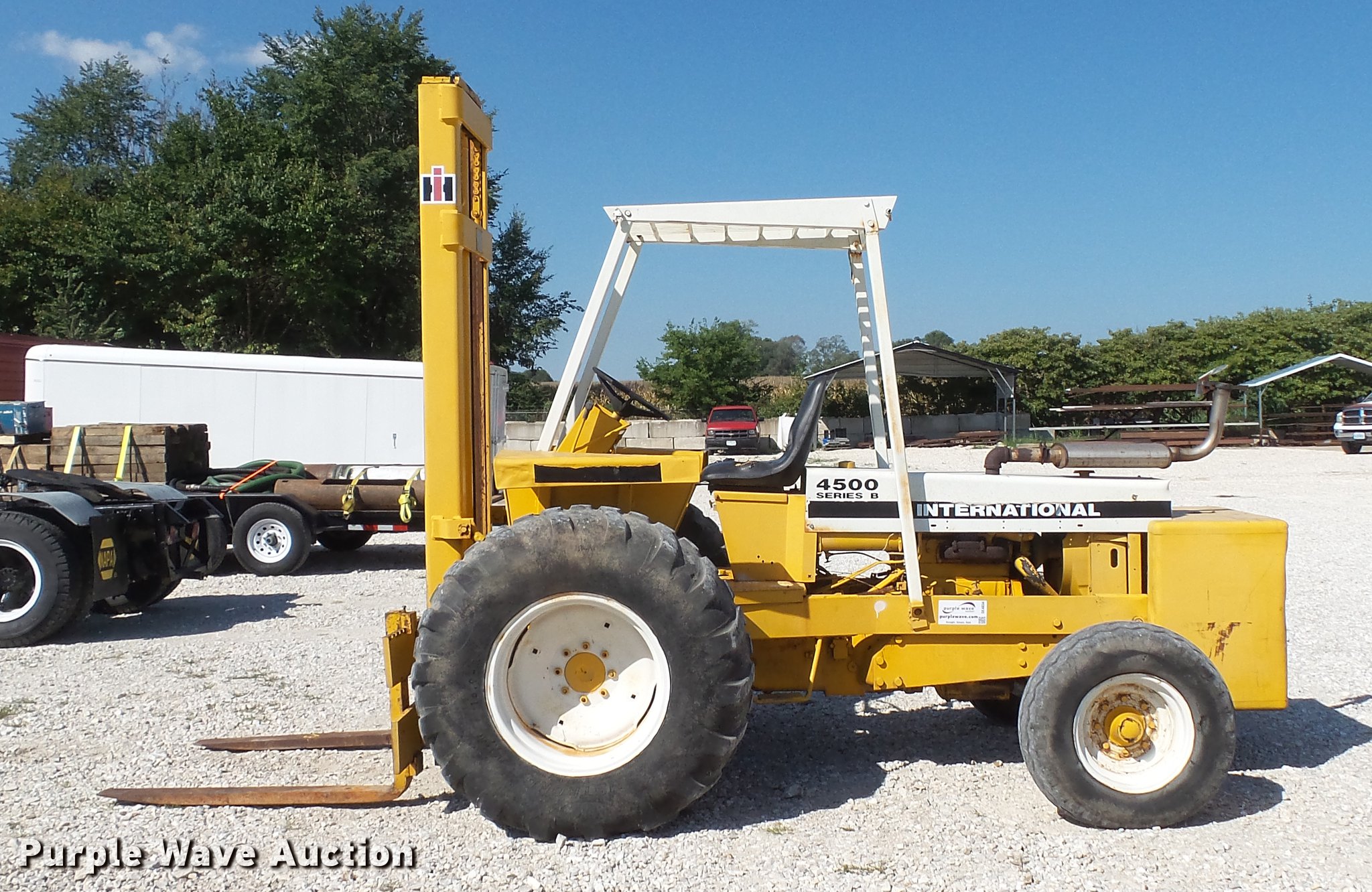 International 4500B forklift in Troy, MO Item DE4834 sold Purple Wave