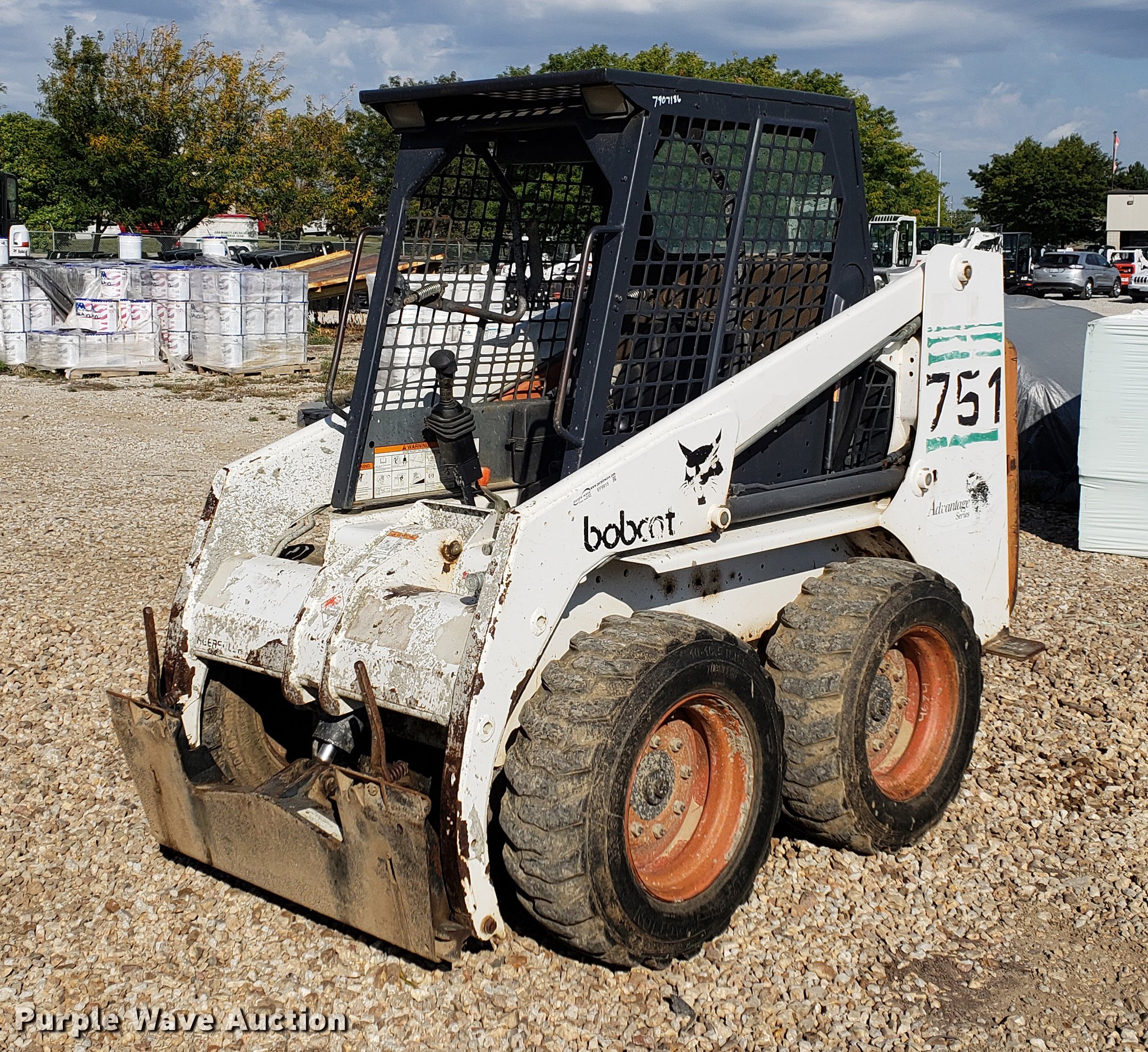 1999 Bobcat 751 skid steer in Olathe, KS Item EF9915 sold Purple Wave