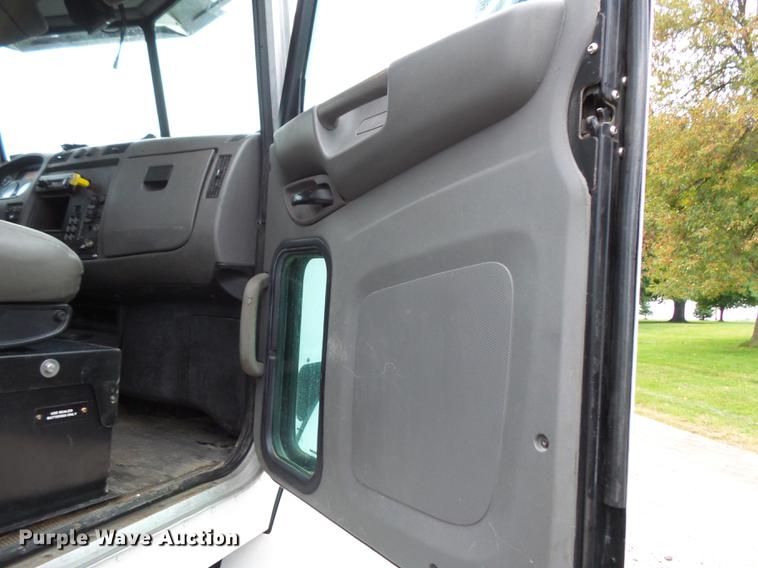 image for item FT9997 2012 Peterbilt 348 fuel truck