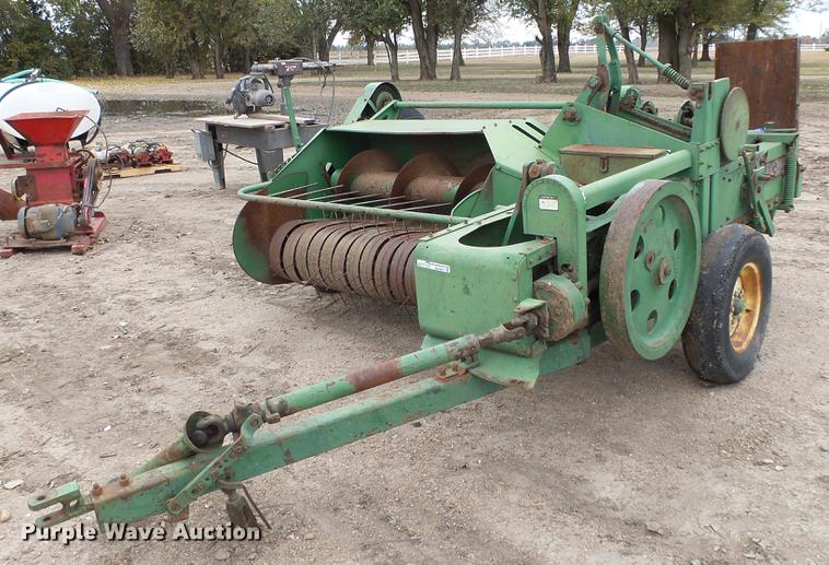 image for item AM9067 John Deere 14T small square baler