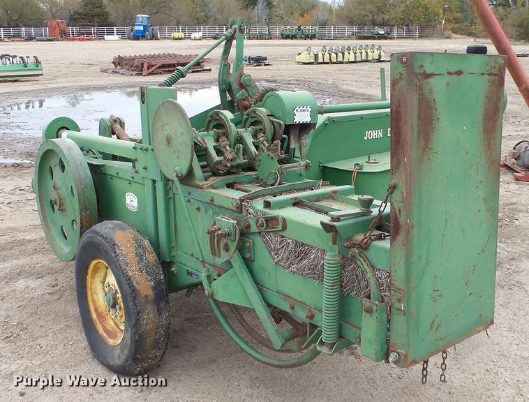 image for item AM9067 John Deere 14T small square baler