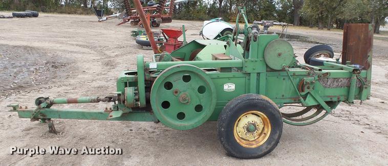 image for item AM9067 John Deere 14T small square baler
