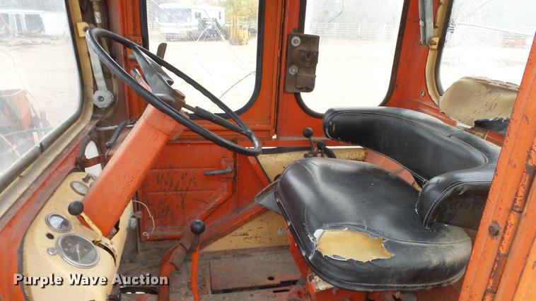 image for item AM9089 Case 930 tractor