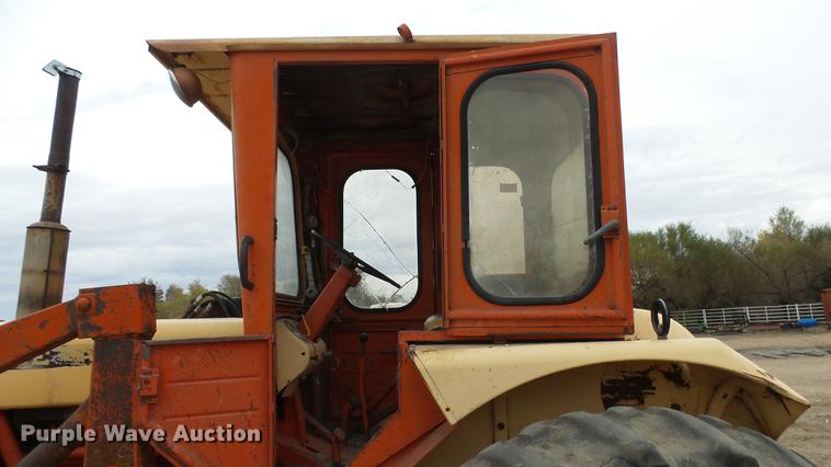 image for item AM9089 Case 930 tractor