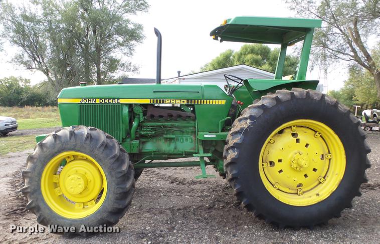 image for item AM9122 1986 John Deere 2950 MFWD tractor
