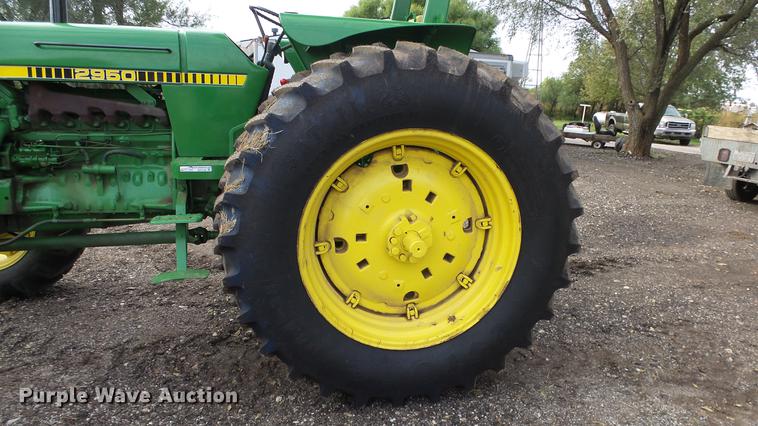 image for item AM9122 1986 John Deere 2950 MFWD tractor