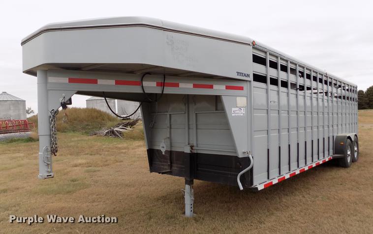 image for item DB9092 2004 Titan livestock trailer