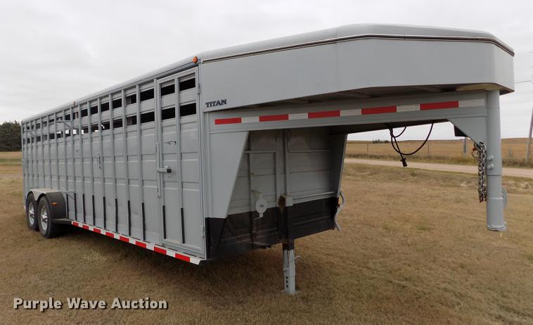 image for item DB9092 2004 Titan livestock trailer