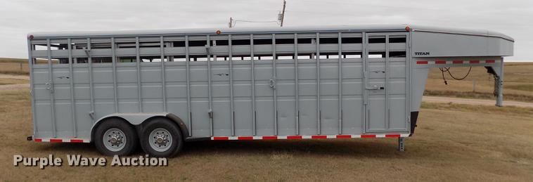 image for item DB9092 2004 Titan livestock trailer