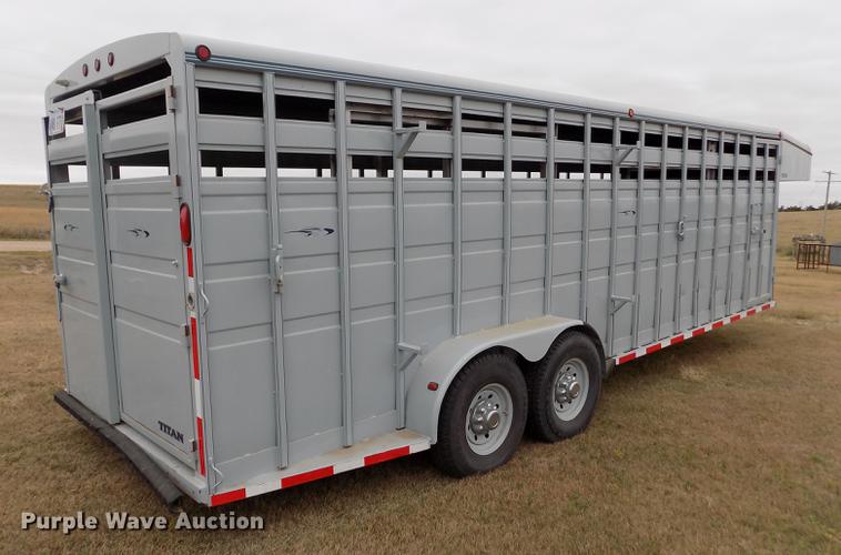 image for item DB9092 2004 Titan livestock trailer
