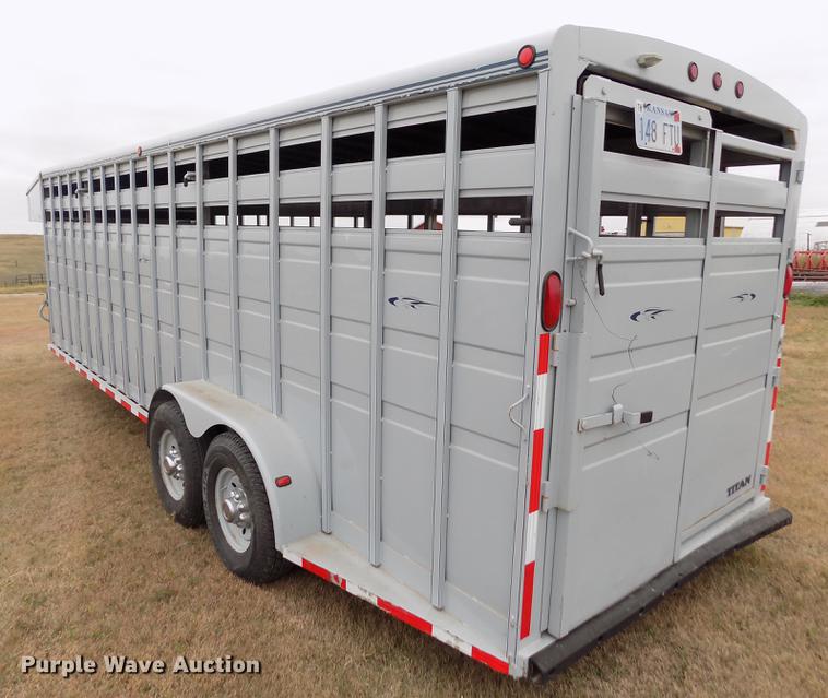 image for item DB9092 2004 Titan livestock trailer