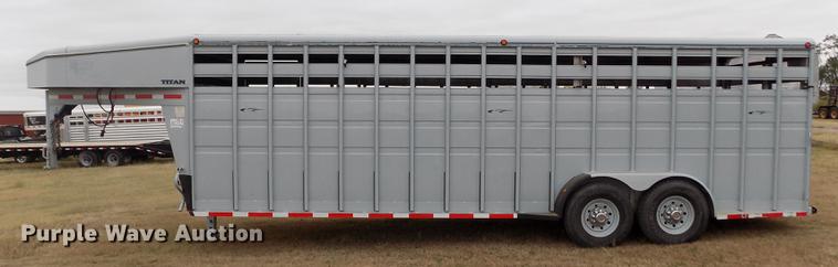 image for item DB9092 2004 Titan livestock trailer