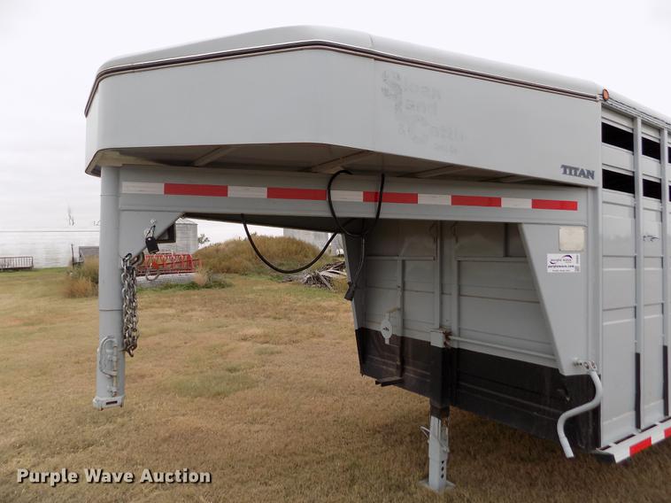 image for item DB9092 2004 Titan livestock trailer