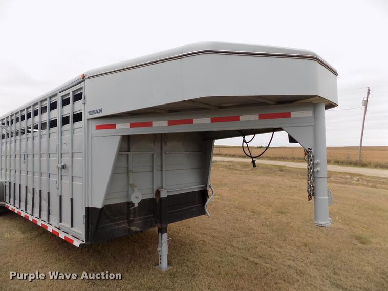 image for item DB9092 2004 Titan livestock trailer