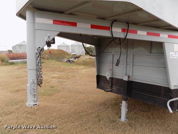 image for item DB9092 2004 Titan livestock trailer