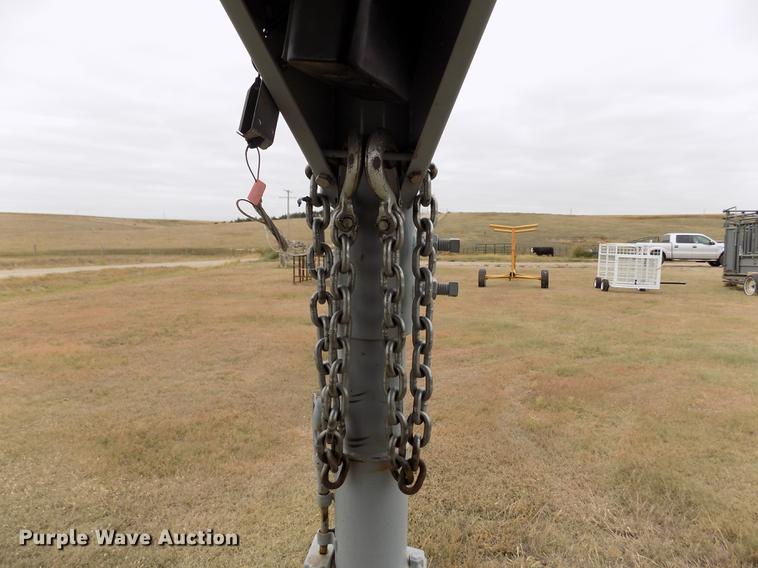 image for item DB9092 2004 Titan livestock trailer