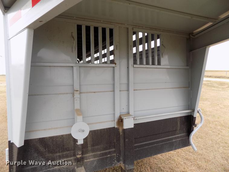 image for item DB9092 2004 Titan livestock trailer