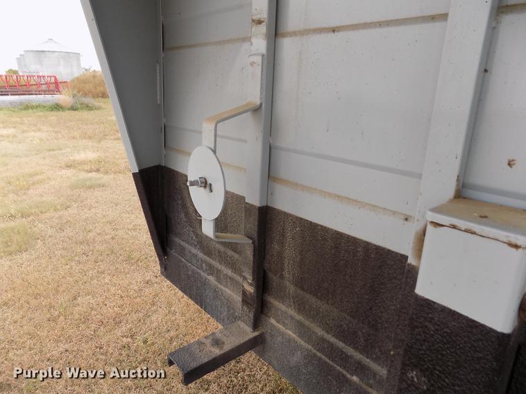 image for item DB9092 2004 Titan livestock trailer