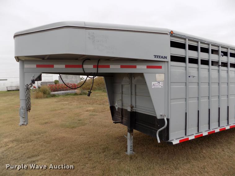 image for item DB9092 2004 Titan livestock trailer