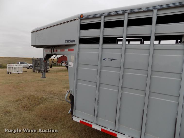 image for item DB9092 2004 Titan livestock trailer