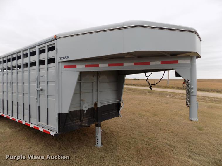 image for item DB9092 2004 Titan livestock trailer