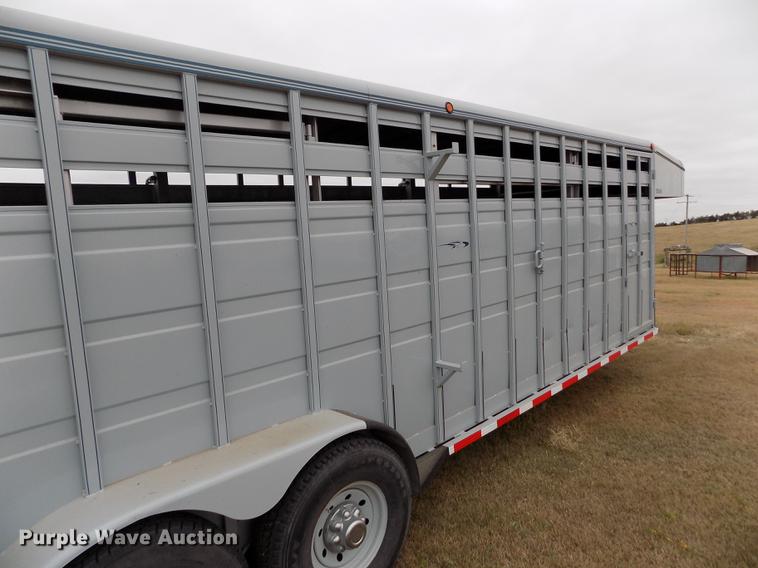 image for item DB9092 2004 Titan livestock trailer