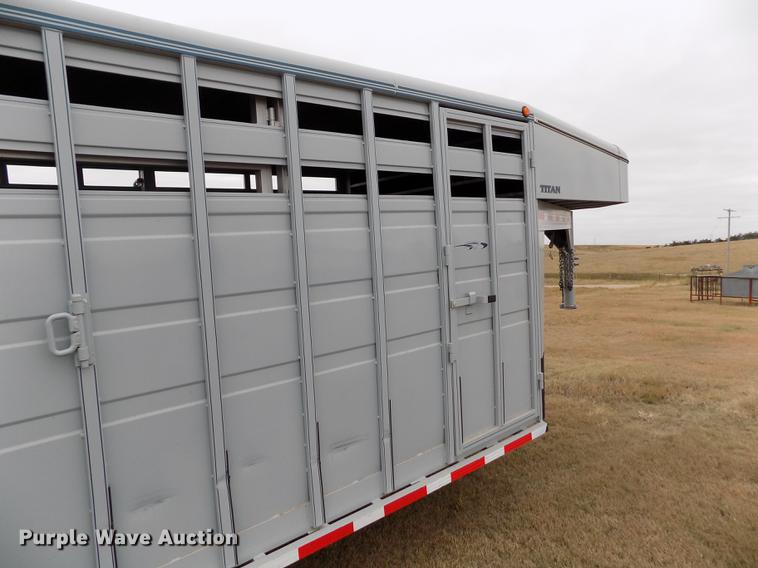 image for item DB9092 2004 Titan livestock trailer