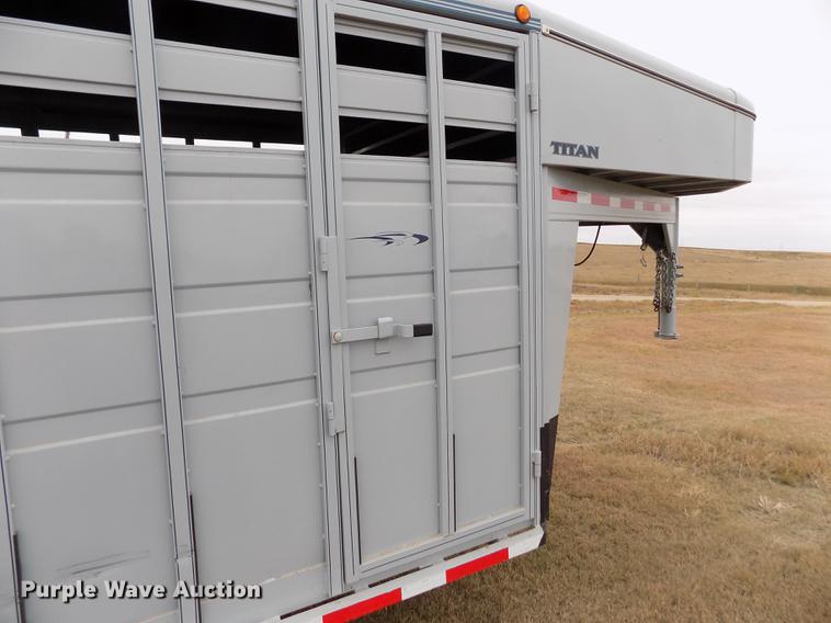 image for item DB9092 2004 Titan livestock trailer